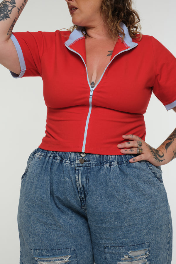 Core ZIP Mid Crop Tee in Red with pastel blue rib