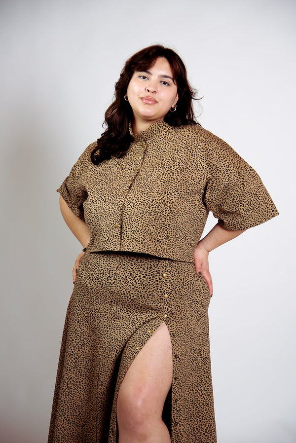 Popper Mid Crop Short Sleeved Shirt in Classic Leopard - Manners London