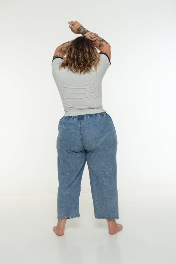 Soft Life Core Tee Mid Crop Ecovero i Top in Grey/ Marl and Black rib - Manners London