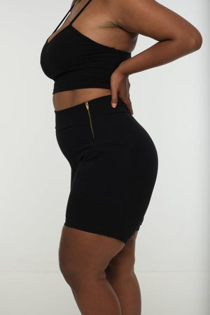 Tib Shorts Petite with pockets and zip in Black - Manners London